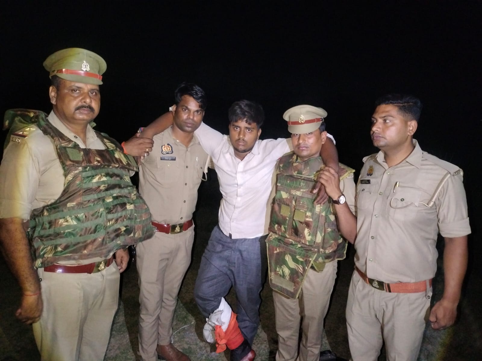 पुलिस मुठभेड़ में लूट का आरोपी घायल, लूटी गई अपाचे बाइक और तमंचा बरामद