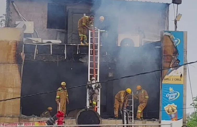 आजमगढ़: रेस्टोरेंट में भीषण आग, चार दमकल वाहनों ने घंटों की मशक्कत के बाद पाया काबू