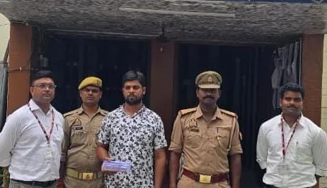 Image: Leader of AEPS cyber fraud gang arrested in Azamgarh, fake Aadhaar card and mobile recovered.
