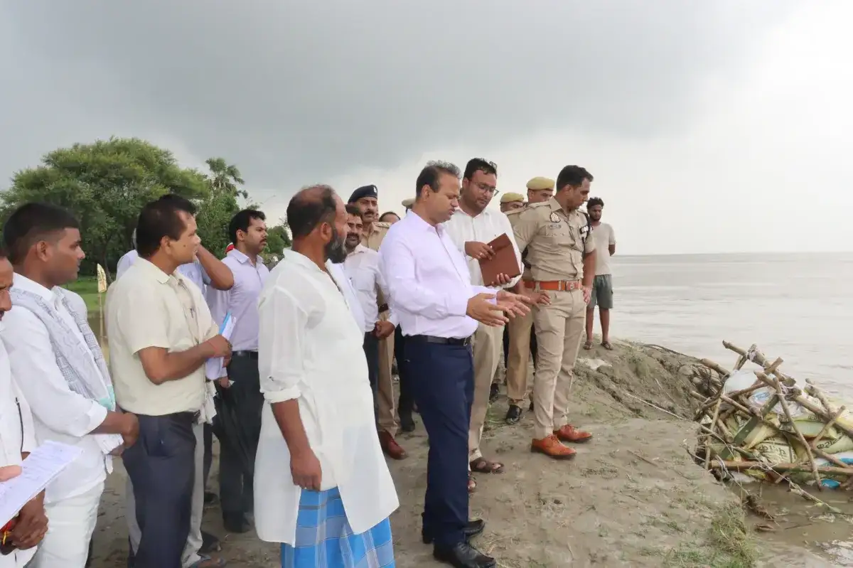 Photo: Azamgarh: DM-SSP inspected the area affected by erosion of Ghaghra river, instructions to speed up s...