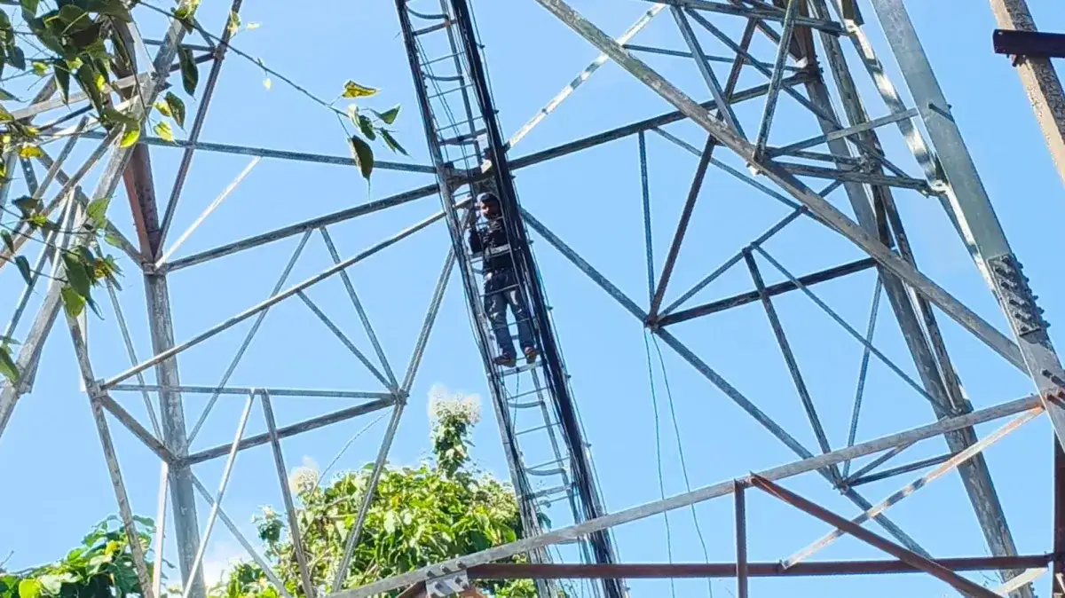 See: Threatening while climbing the tower was costly, the police detained him as soon as he brought him d...