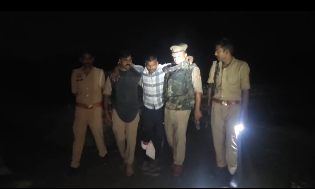 See: Police-miscreants encounter at two places in Azamgarh, three smugglers arrested; two shot in the leg