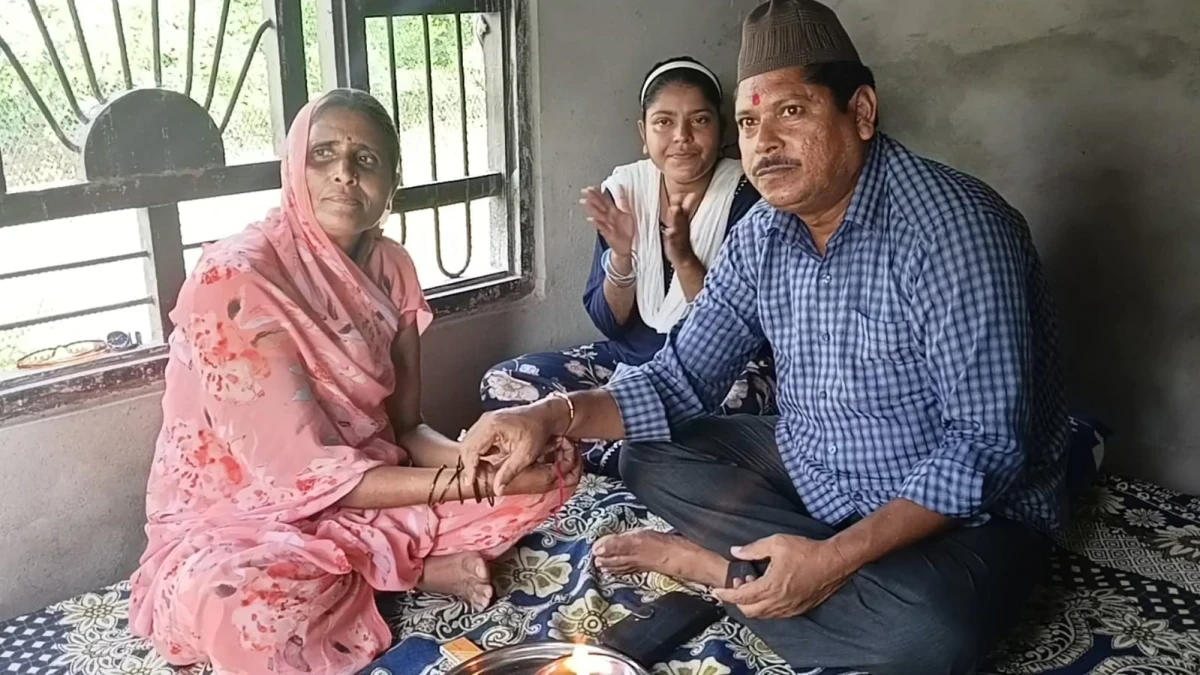 See: Iftekhar Azmi is tying Rakhi to martyr's sisters