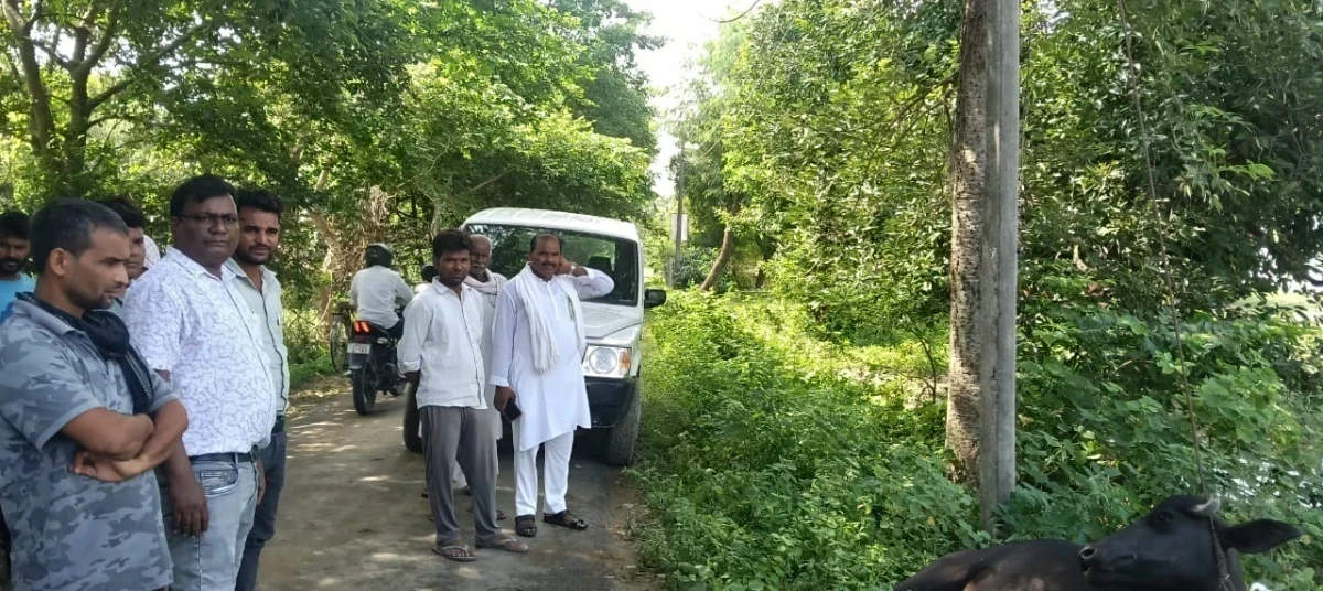 Photo: aajmgrh men bijlee vibhag kee laprvahee se hadsa, 440 volt tar kee chpet men aane se bhains kee maut
