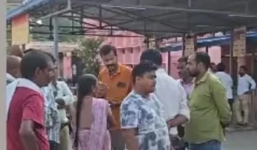 Photo: Woman dies during stone operation in Azamgarh Divisional Hospital, family members raise questions