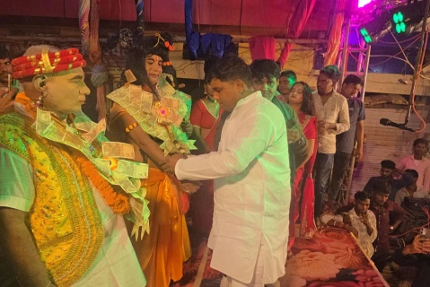 See: ngr sevk ajy sahnee ne ramleela ke 41 klakaron ko ghree phnakr kiya smmanit